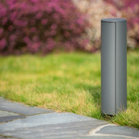 Pilar de enchufe de exterior Lucide IP44, tomas con puesta a tierra Tipo F, acabado en aluminio antracita, altura de 40cm